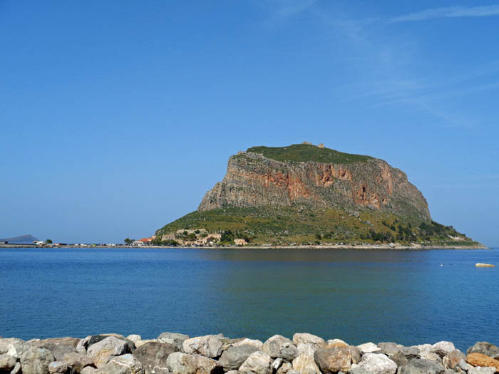 der abgespaltene Felsklotz von Monemvasiá vor der lakonischen Küste