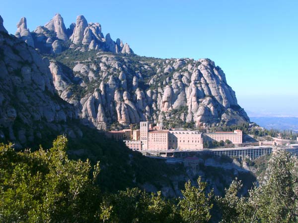 Kloster Montserrat v. SSO (St. Michaelskreuz), darüber die Tebaidagruppe mit dem Elefant (der mittlere Turm)