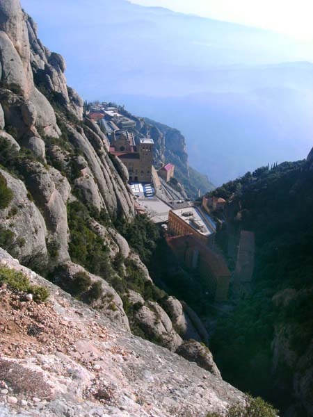 über die Escales dels Pobres erreicht man in kurzer Zeit eine ansehnliche Höhe; Blick von W aufs Kloster