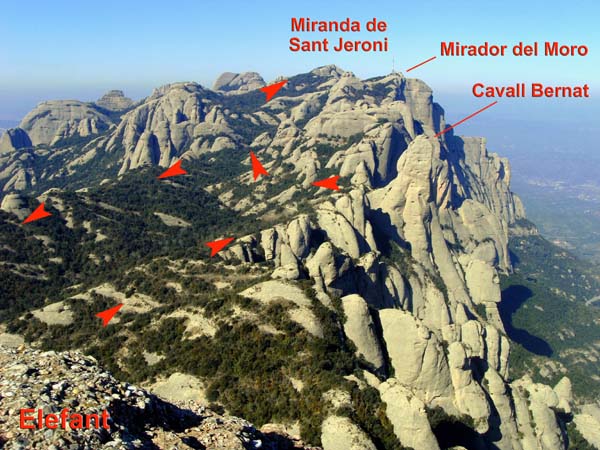 im NW unser Tagesziel, der höchste Gipfel des Montserrat