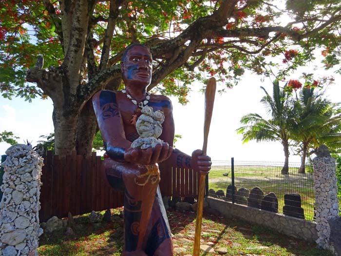 weiter der Küste entlang eine Abfolge von kleinen Ortschaften und wunderschönen Stränden; bemerkenswert auch das Tiki Village, ein nachgebautes Museumsdorf an der Westküste („ganz Polynesien an einem einzigen Tag“)