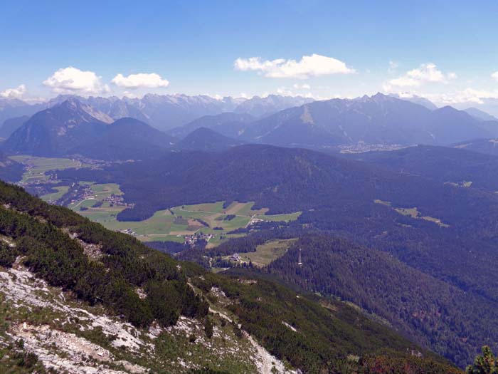 Tiefblick von der Ostflanke auf die Hütte und ins Karwendel
