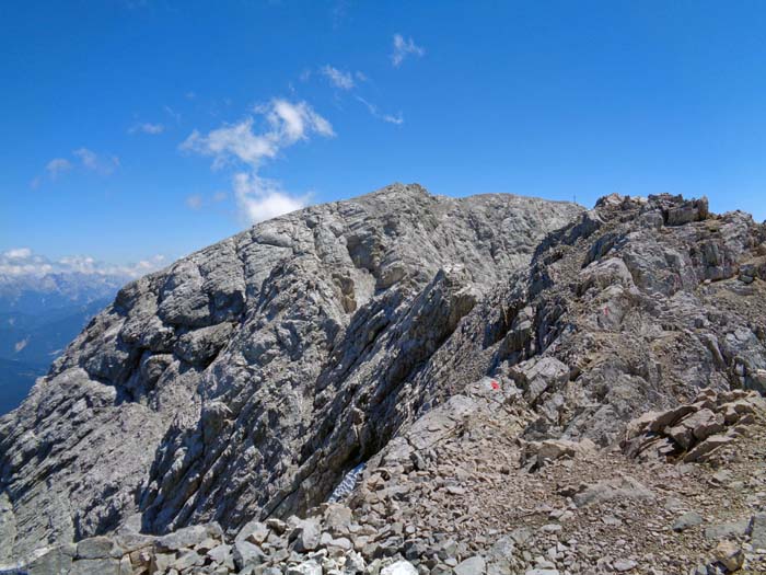 Rückblick auf den zerscharteten oberen Westgrat, ganz hinten rechts erkennt man noch das Gipfelkreuz