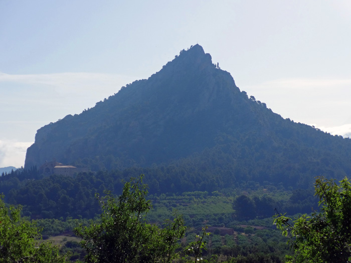 Muntanya de Santa Bàrbara vom malerischen Ort Horta de Sant Joan, Provinz Tarragona