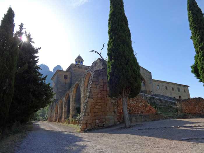 der Ausgangspunkt am Westfuß des Berges: das 1543 gegründete Kloster Sant Salvador d'Horta mit romanischen, gotischen und barocken Stilelementen