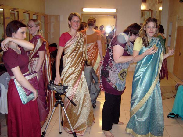 für ein weiteres Konzert in New Delhi bekommen alle weiblichen Orchestermitglieder indische Saris verpasst