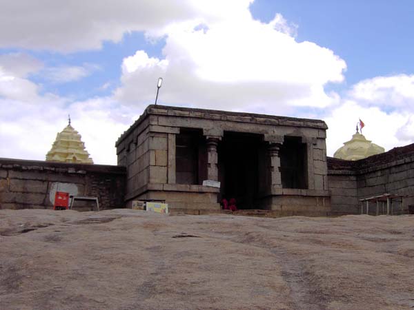 der Chola-Tempel am felsigen Gipfel