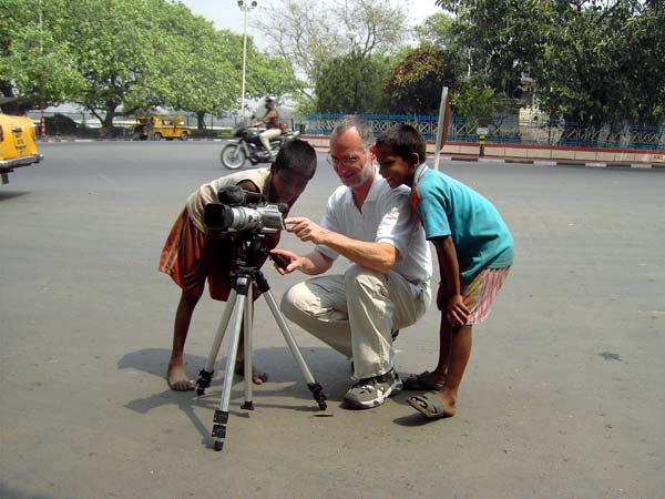 ungläubig bestaunen Straßenkinder in Kolkata sich selbst auf dem Display der Sony 2000