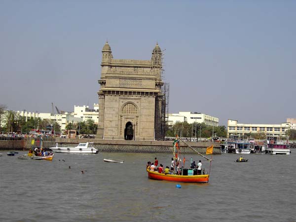 Gateway of India, einst Ausdruck kolonialen Triumphs, ist heute ein weiteres Wahrzeichen Mumbais und ein beliebter Treffpunkt der Einheimischen