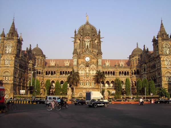 am berühmten Victoria Bahnhof in Mumbai erstehen wir für umgerechnet 10 Cent ein Zugticket für 20 km abenteuerlicher Eisenbahnfahrt