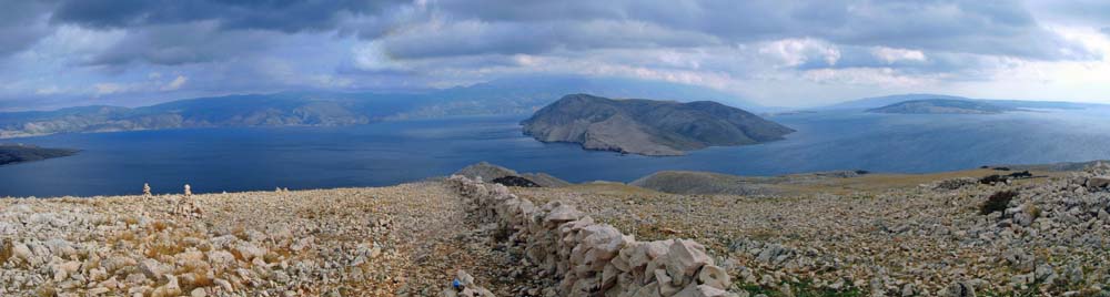 Panorama vom breiten Südkamm des Gabar auf Festland und Insel Prvić, ganz hinten rechts ist Rab zu erkennen