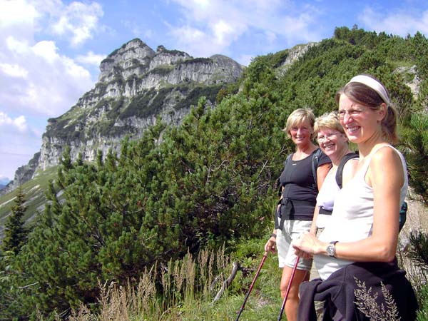 Ulli unterwegs mit Eva und Marianne; der Kammscheitel auf etwa 1500 m ist erreicht