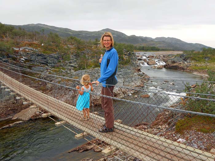 auf dem langen Weg vom nördlichsten Punkt Europas zurück nach Hause; Ulli und Ronja auf einer Hängebrücke über die Repparfjordelva in der Finnmark nö. von Alta