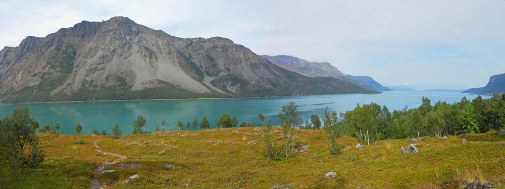 wenige Kilometer westlich von Alta wird die Landschaft wieder alpiner; hier am Langfjord