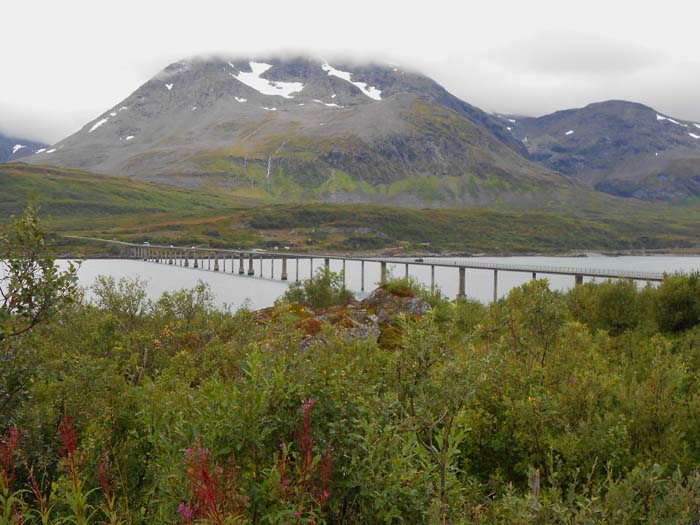 eine einspurige Brücke verbindet die Inseln Kågen und Skjervøya