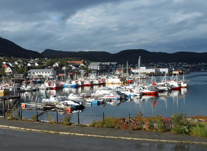 der kleine Hafenort Skjervøy auf der gleichnamigen Insel