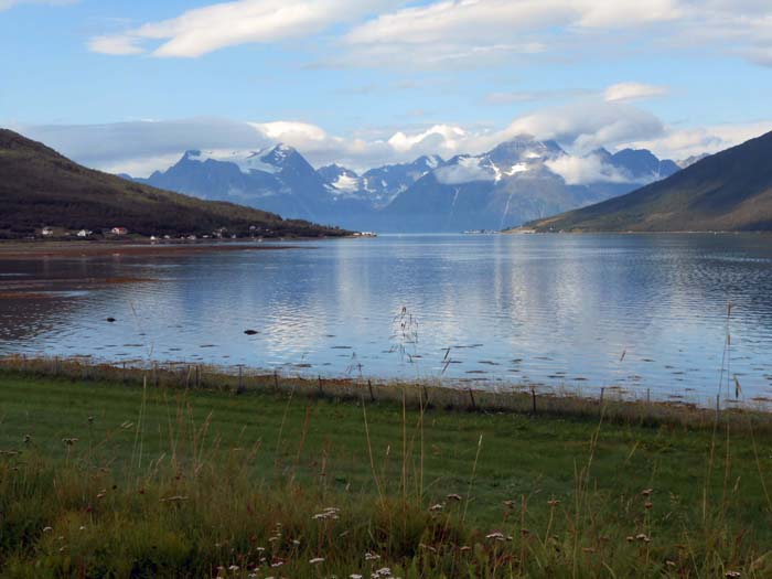 auf der Weiterfahrt nach Tromsø; die gewaltigen Lyngenalpen sperren den schmalen Rotsund