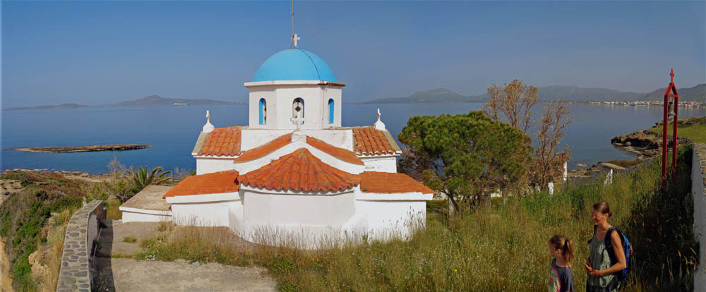 drei Kilometer südlich davon thront auf der kleinen Halbinsel Paleókastro anstelle des legendären Étis diese einsame Kapelle; rechts hinten Neápolis