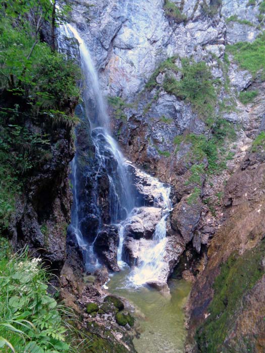 beim Aufstieg passieren wir fünf mächtige Wasserfälle, ...