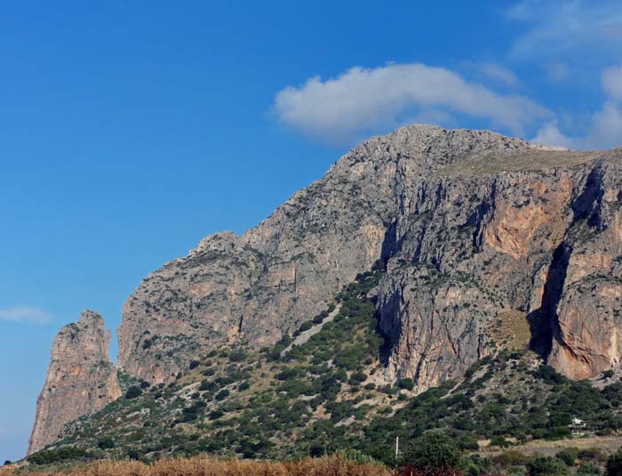 um zum Ausgangspunkt unserer Wanderung zu gelangen umfahren wir den Monte Monaco, Hausberg von San Vito lo Capo, der auch für Kletterer interessant ist