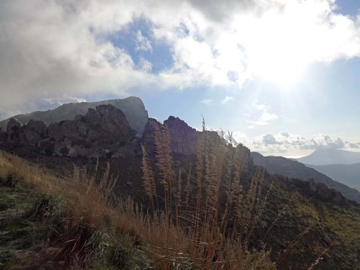 hinter dem Dorsale del Drago, dem Drachenrücken, wird der höchste unserer heutigen Gipfel sichtbar - Monte Passo del Lupo