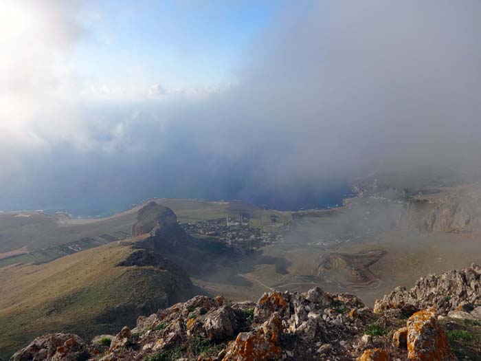 auf der anderen Seite hüllen sich die großartigen Klettergärten der Westküste um das Camp El Bahira noch in dichte Nebel; tief unten der Pizzo Castelluzzo
