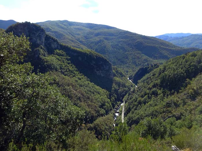 das tief eingeschnittene Limatal in der Apennin-Südabdachung; das weitläufige Waldgebirge wird hier durch schroffe Felsbuckel aufgewertet - zwei von ihnen werden wir jetzt überschreiten