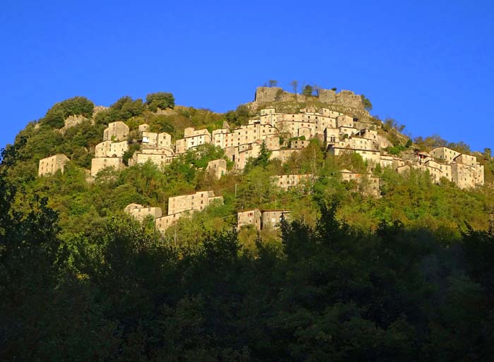 ein steiles Bergsträßchen führt aus dem engen Tal hinauf - vorbei am pittoresken Dorf Lúcchio - ...