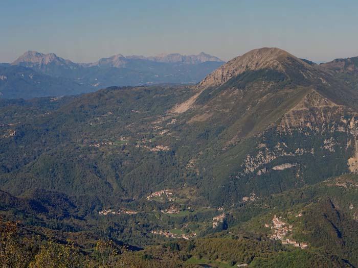 gegen Nordwesten schließlich die Alpi Apuane mit den schroffsten und eindrucksvollsten Bergformen der Toskana