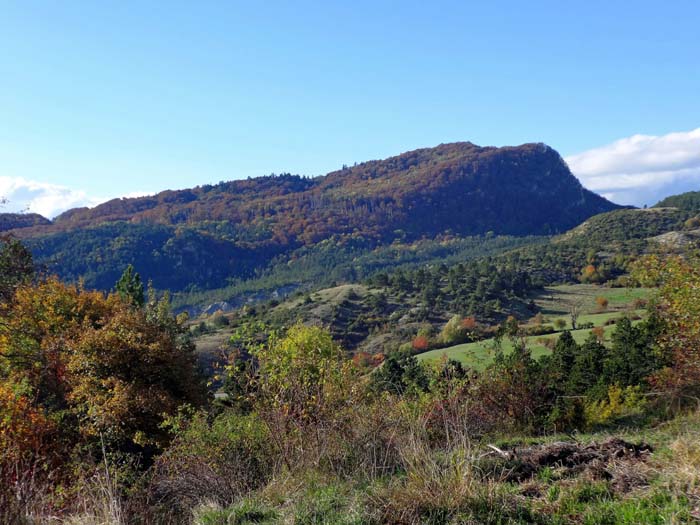 der bewaldete Stock des Monte Penna von SO; trotz all der Bäume bietet sich von seinem Gipfel unerwartete Aussicht auf den nördlichen Apennin
