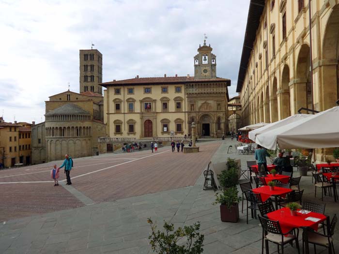 ... in berühmte toskanische Städte wie Arezzo - hier die Piazza Grande -, ...