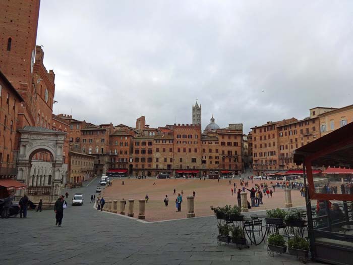 ... Siena - der muschelförmige Campo mit dem Dom im Hintergrund - ...