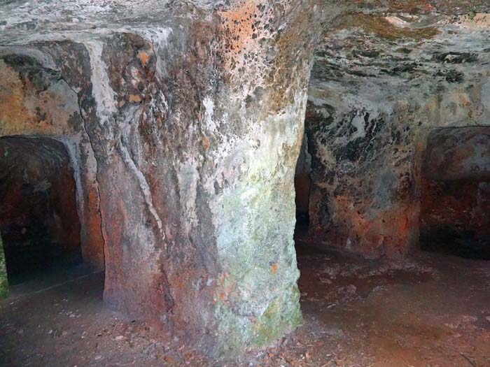 in dieser Gegend erhalten wir auch einen ersten Eindruck von den großartigen etruskischen Gräberstädten - hier das unterirdische Höhlengrab von Mucellena; der einzigartigen Nekropole von Cerveteri wird ein eigener Beitrag gewidmet