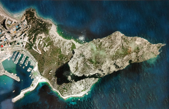 Luftaufnahme des Felsens mit dem Hafen von Calpe