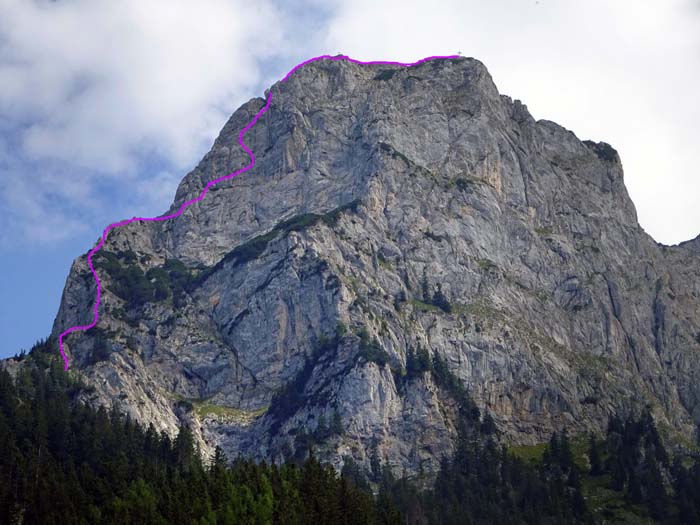 der Klettersteig verläuft im unteren Teil über den Westgrat, weiter oben dann luftig in der 150 m hohen Schlusswand knapp rechts davon; vor der Errichtung der Ferrata galt die Maischberger-Pfannl-Tour aus dem Jahr 1900 als eine der schönsten, einfacheren Klettertouren am Hochschwab