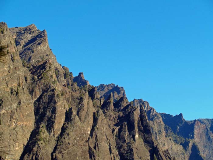 über das gesamte, fast 30 km lange Hufeisen verläuft ein markierter Wanderweg, aber an keiner Stelle ist es möglich, aus der Caldera hinauf zu den Gipfeln zu gelangen