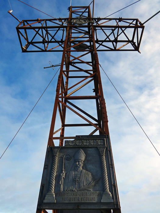 am Gipfelkreuz eine Gedenktafel für einen asturischen Erzbischof