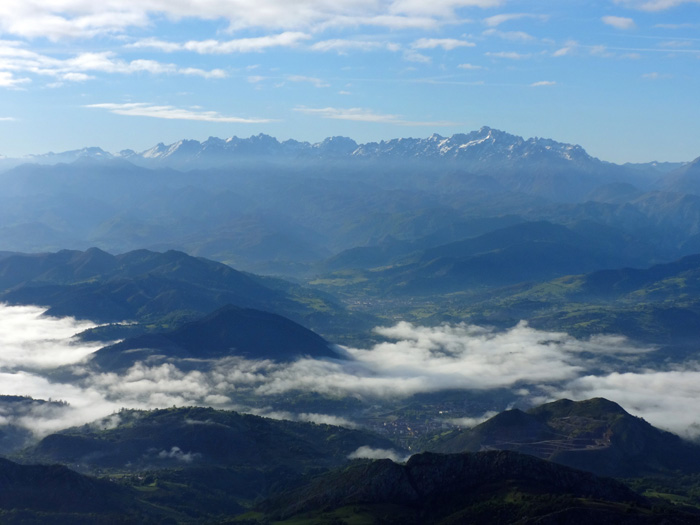 Gipfelblick gegen OSO auf die Picos de Europa