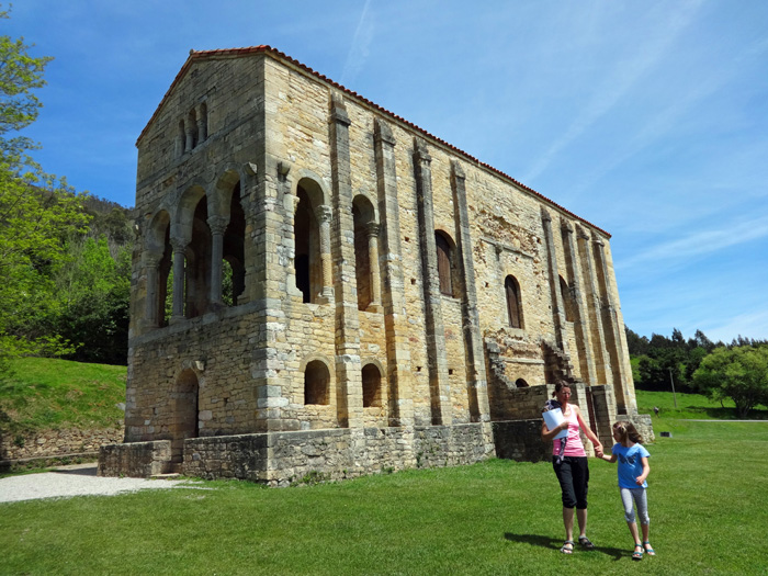 etwas nördlich oberhalb der Stadt steht das aus dem 9. Jahrhundert stammende Kirchlein Santa María del Naranco, eines der schönsten Beispiele frühromanischer Architektur in Spanien