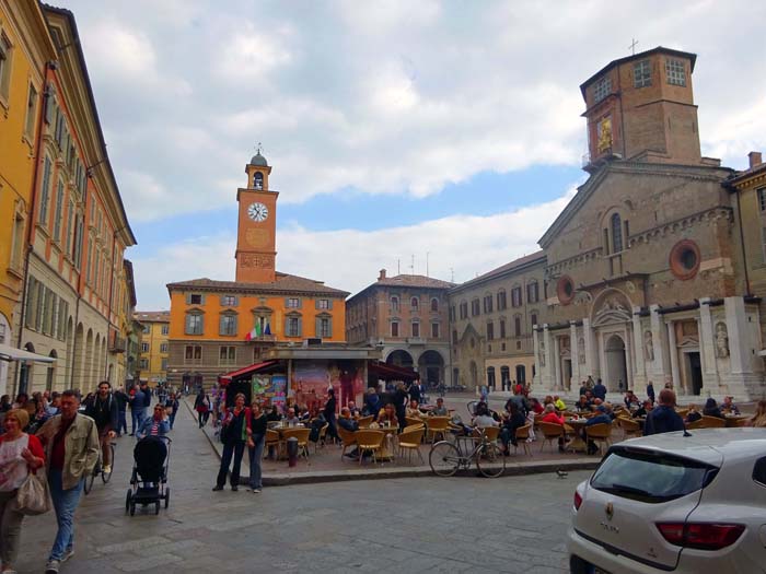 von Reggio Emilia - hier die zentrale Piazza Prampolini - wenden wir uns den Vorbergen des Apennin zu, ...