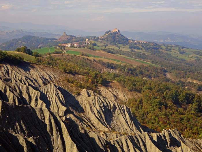 die benachbarte Burg Rossena steht übrigens für mehrere Millionen Euro zum Verkauf