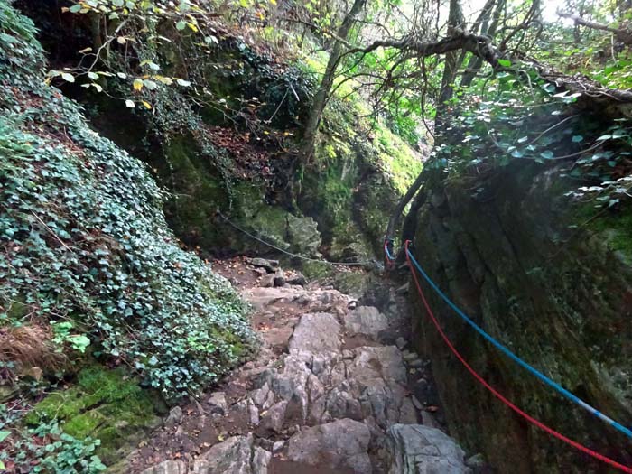 den Abstieg vom Plateau nimmt man über den einfachen Normalweg oder den etwas schwierigeren Sentiero della Calanca (wegen seiner blauen Farbzeichen auch Sentiero Azzurro genannt, I)