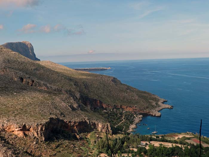 wir befinden uns am Auslauf des Zingarokammes ins Tyrrhenische Meer; links der Monte Monaco, gesehen aus SO (Torre dell'Impiso)