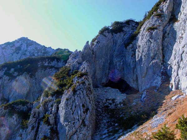 die große Höhle knapp unterhalb der NO-Grat-Schneide