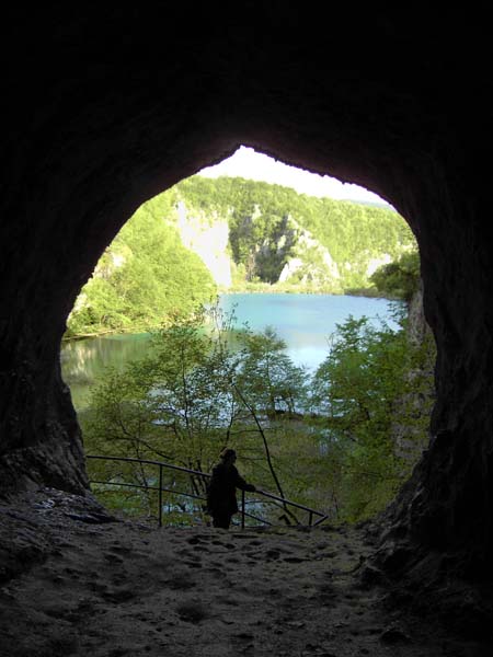 eine Durchgangshöhle an der Nordostseite der Seen, wo sich auch die beiden offiziellen Parkeingänge befinden