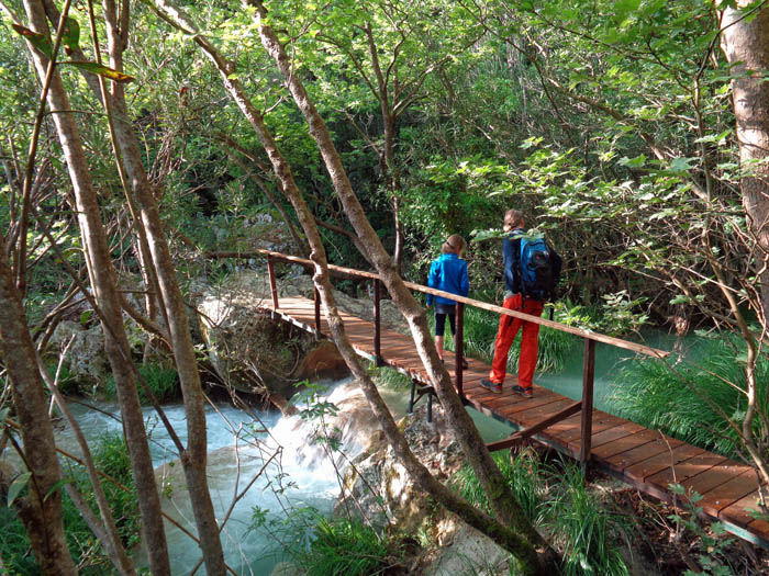 ... finden wir uns bei den Polilimnio-Wasserfällen in einer für Griechenland ganz und gar untypischen Landschaft wieder