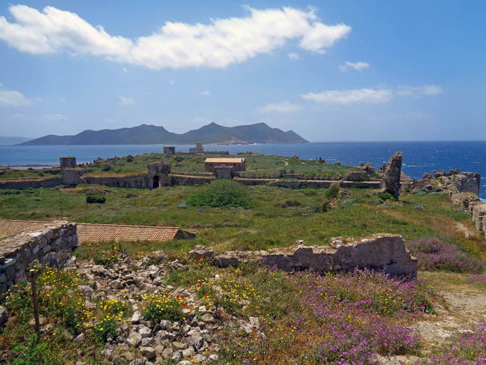 auf einer Landzunge gegenüber der Insel Sapienza finden sich Befestigungsanlagen aus längst vergangener Zeit; so wurde Methóni bereits vom römischen Kaiser Trajan  als unabhängige Stadt anerkannt