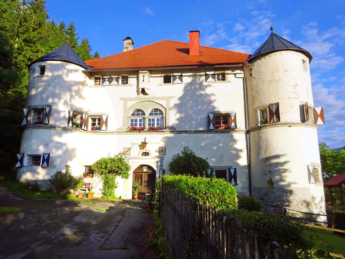 zu Beginn laufen wir am flachen Wiener Weg vom Waldbad Mauthen zum Schloss Weildegg im benachbarten Würmlach