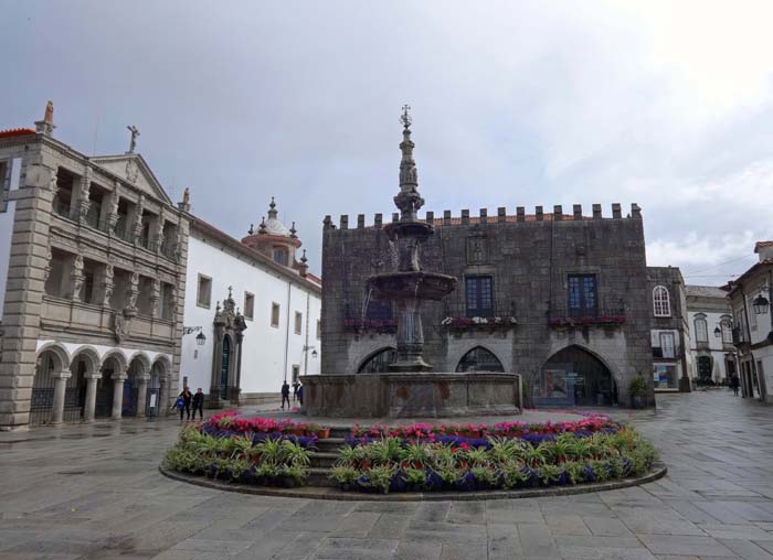 die Praça da República in Viana do Castelo mit dem berühmten Lopes-Brunnen von 1553 - wie so vieles in Portugal nicht wirklich spektakulär, aber trotzdem ein Blickfang 