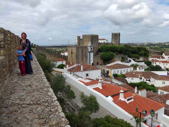 die Bilderbuchstadt Óbidos war 1282 das Hochzeitsgeschenk für Isabel von Aragón; von der (ungesicherten!) Stadtmauer genießt man schöne Blicke auf die Altstadt, in der Burg ist heute eine der vielen schönen Pousadas (oft luxuriöse Hotelbetriebe in historischen Gebäuden) untergebracht